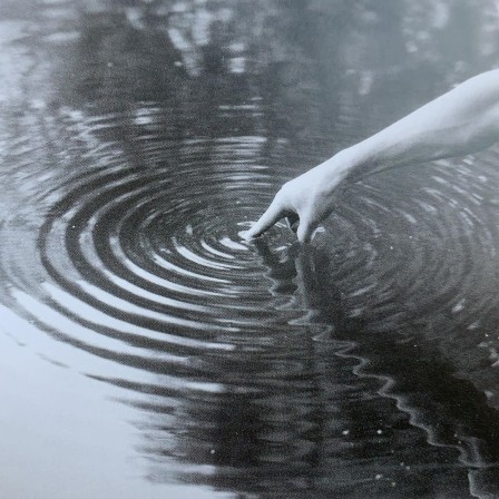 Keji  Huematsu le doigt dans l'eau aïe.jpg, déc. 2021