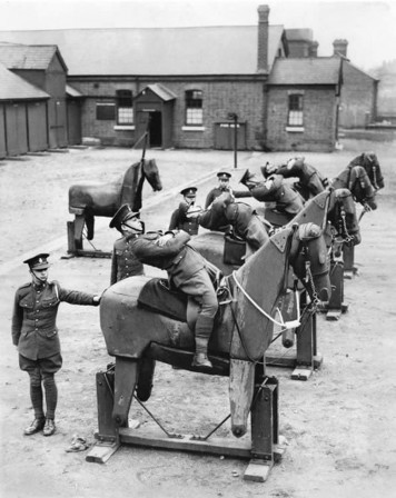 La 7ème compagnie de cavalerie du roi George V d’Angleterre, améliorant l’équilibre des cavaliers sur des chevaux de bois en 1935.jpg, janv. 2020