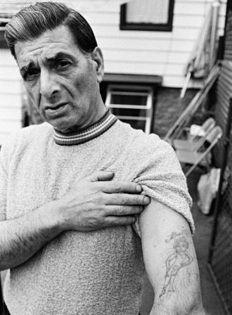 Larry Racioppo George Showing His Tattoo 36th Street 1977 ce qui compte c'est le tatouage.jpg, juin 2021