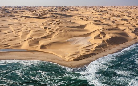 Le désert du Namib en Afrique est un désert côtier qui rencontre l'océan atlantique la plage s'étendait sur des dizaines de kilomètres dans les terres.jpg, juil. 2020