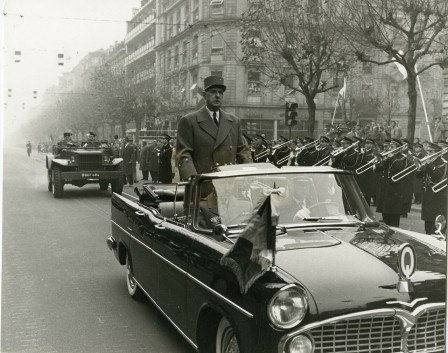 Le général de Gaulle était tellement grand qu'il ne voyageait qu'en décapotable 1963.jpg, nov. 2021