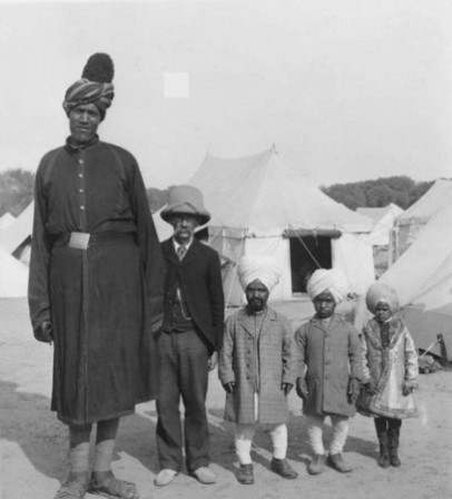 Le professeur James Ricalton 1844-1929 posant avec l'un des géants du Cachemire et des personnes de petite taille 1903.jpg, juin 2021