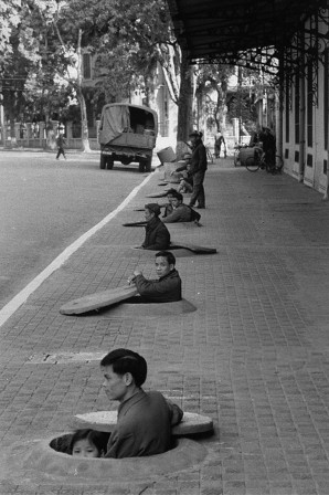 Lee Lockwood Hanoi Life magazine couverture 1961 street life.jpg, déc. 2020