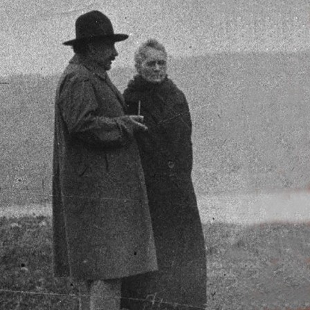 Les scientifiques Albert Einstein et Marie Curie marchent au bord du lac Léman, à Genève (Suisse), en 1925. (ARCHIVES PIERRE ET MARIE CURIE - AFP) la météo avait pourtant annoncé du beau temps.jpg, juil. 2021