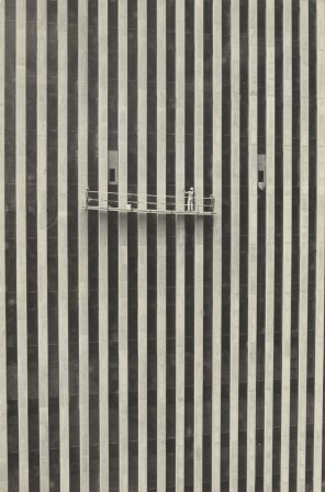 Lida Moser Two Workers Exxon Building 1975 la vie des zèbres.jpg, mai 2021