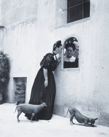 Lola Álvarez Bravo Frida Kahlo looking in a mirror with dogs circa 1944 22.5 x 18 cm Private collection derrière le miroir.jpg, mai 2021