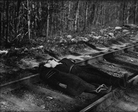 Louis Feuillade, Fantômas - À l'ombre de la guillotine 1913 baiser la vie du rail.jpg, oct. 2020