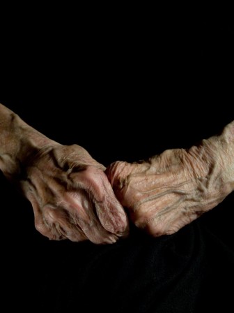 Louise Bourgeois and Alex Van Gelder Armed Forces 2010 main de vieille femme dans quelle main.jpg, févr. 2023