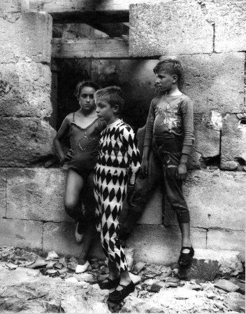 Lucien Clergue Trio de Saltimbanques, Arles France 1955.jpg, janv. 2021