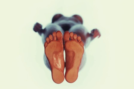 Luis Sanchis 1997 femme noire pieds blancs.jpg, mai 2023