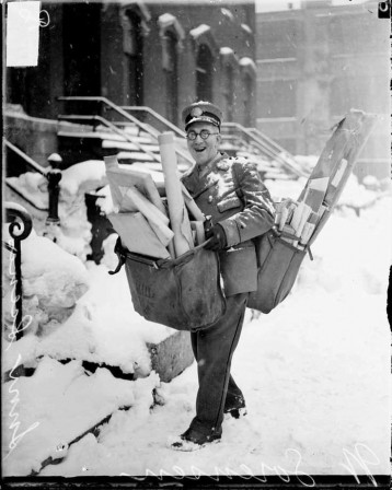 Mailman N. Sorenson poses with his heavy load of Christmas mail and parcels 1929 Chicago History photo La Poste avant Amazon.jpg, déc. 2020