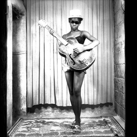 Malick Sidibé 1966 guitare.jpg, août 2021