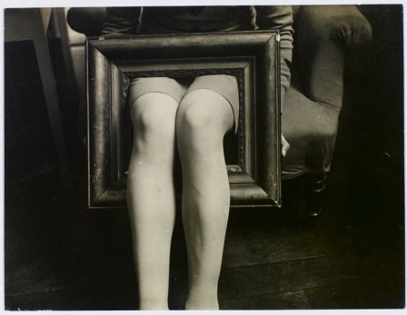 Man Ray Jambes dans un cadre 1930.jpg, déc. 2019