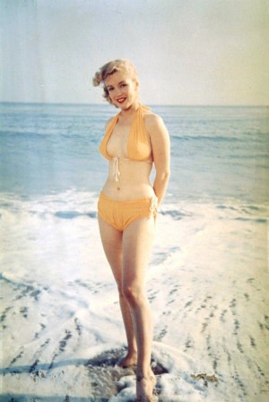 Marilyn Monroe à la plage vers 1950 la robe de lune et le maillot de bain de soleil.jpg, nov. 2022