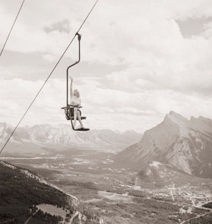 Marilyn Monroe in Canada 1953 with broken ankle télésiège ski plâtre cheville cassée.jpg, oct. 2021