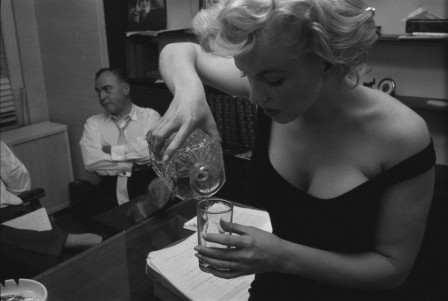Marilyn Monroe verse un verre à son mari Arthur Miller 1958.jpg, mai 2021