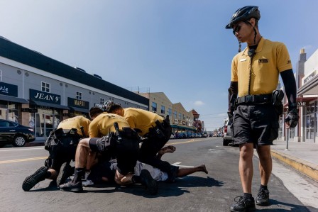 Mark Rosales police Los Angeles gilets jaunes.jpg, avr. 2020