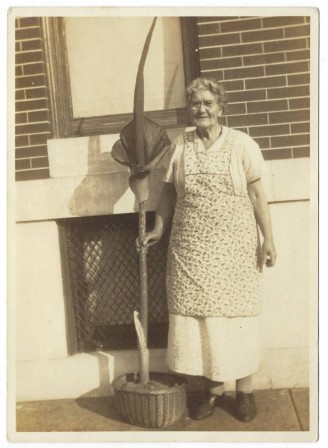 Markon Park Older woman posed with tall flowering plant la femme est une fleur.jpg, mar. 2021