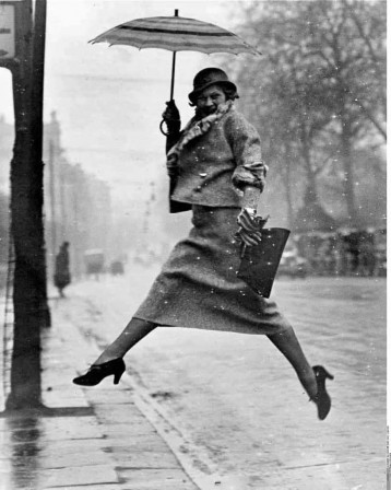 Martin Munkácsi Jumping a Puddle 1934 la femme est plus légère que l'homme.jpg, mar. 2021