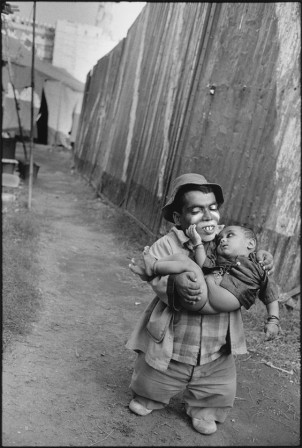 Mary Ellen Mark, Usman Holding His Son, Jumbo Circus, Bombay, India, 1992.jpg, oct. 2020
