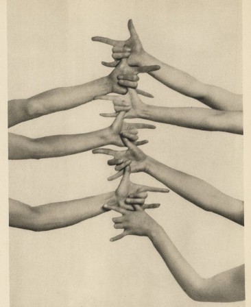 Mary Wingman Dancing Hands 1928 mains les barbelées croisons les doigts.jpg, mai 2023