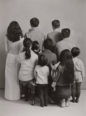 Masahisa Fukase Family Portrait 1972 portrait de famille de dos un dimanche en famille.jpg, nov. 2022