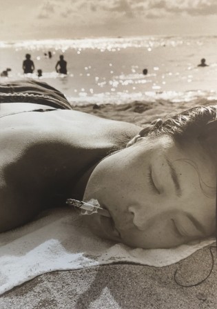 Masahisa Fukase Wife la fumeuse de la plage.jpg, mars 2023