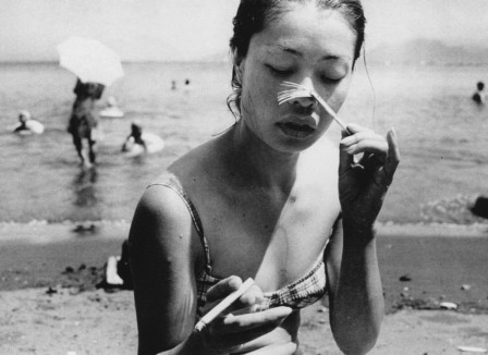 Masahisa Fukase Yoko 1974 été soleil le petit parasol.jpg