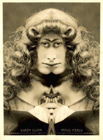 Maude Fealy 1883 –1971 actrice de films muets américaine reconvertie avec succès dans le cinéma parlant Le mystère de la beauté des femmes à double menton.jpg, fév. 2021