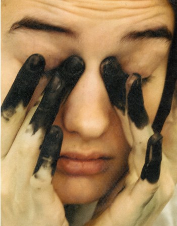 Mineral Cabinet, par Alisa Calypso et Anna Braude les doigts noirs sur les yeux.jpg, nov. 2022