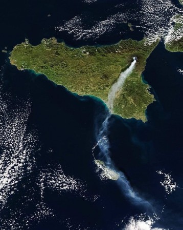 Mount Etna is seen during its eruption from space from an Esa satellite 24 December 2020.jpg, janv. 2021