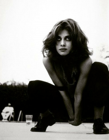Nastassja Kinski in 1980 for the May issue of US Vogue la position d'attaque.png, déc. 2020