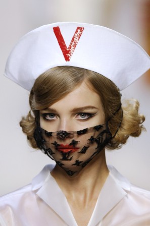 Natalia Vodianova at Louis Vuitton 2008 infirmière V comme vaccin.jpg, déc. 2020