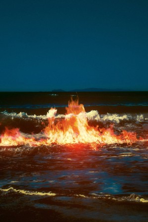 Neil Krug la mer en feu.jpg, déc. 2023