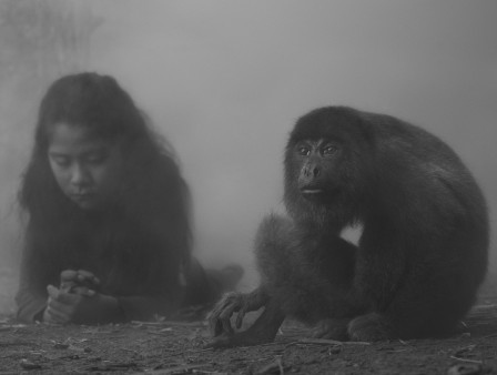 Nick Brandt. la fille et le singe. Bolivia, 2022.jpeg, nov. 2023