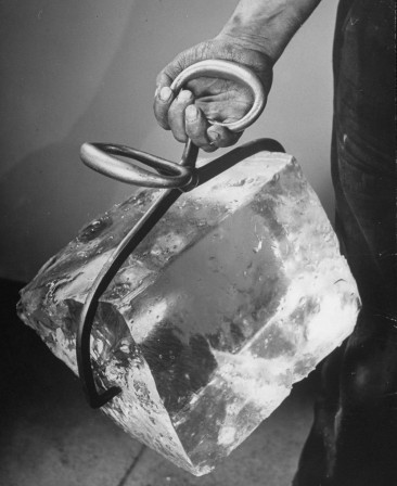 Nina Leen An ice man with a block of ice 1942 l'âge de glace froid.jpg, mars 2023