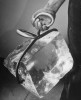 Nina Leen An ice man with a block of ice 1942 l'âge de glace froid.jpg, mars 2023