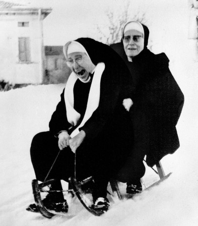 Nuns on a sleigh, Parma 1971 nonnes sur une luge.jpg, déc. 2020
