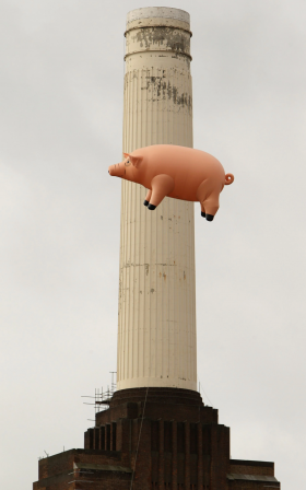 Oli Scarff An inflatable pig flies above Battersea Power Station in a recreation of Pink Floyd's 'Animals' album cover on September 26 2011 in London, England.png, juin 2021