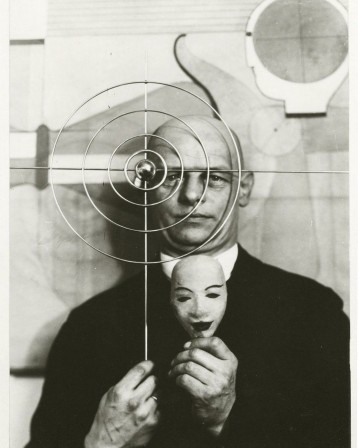 Oskar Schlemmer, Self Portrait with Mask, 1930 masque radio Londres.jpg, nov. 2020