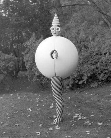 Oskar Schlemmer costume for the Triadic Ballet 1922 Il faut savoir danser disait Farkas Molnar décrivant la vie à l’intérieur du Bauhaus.jpg, déc. 2020