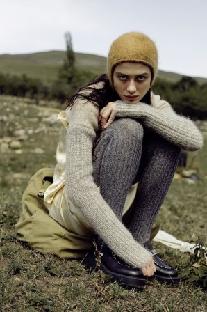 Ossetia Photographed by Pavel Kharatyan for Vogue Russia October 2021 bonnet ne me regarde pas comme ça.jpg, avr. 2023