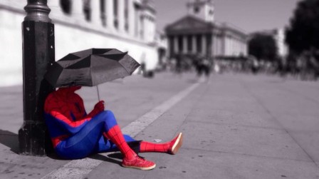Paul @carmody@pixelfed.social Spiderman au soleil Trafalgar Square Weekend de printemps à Londres 2015.jpg, févr. 2023