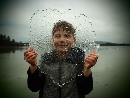 Pavel Petros Ice Boy le garçon derrière la glace.jpg, déc. 2022