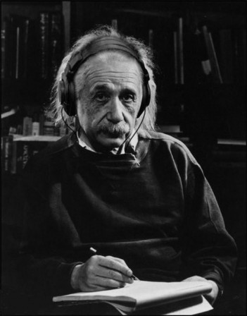 Philippe Halsman Einstein avec un casque musique.jpg, juil. 2021