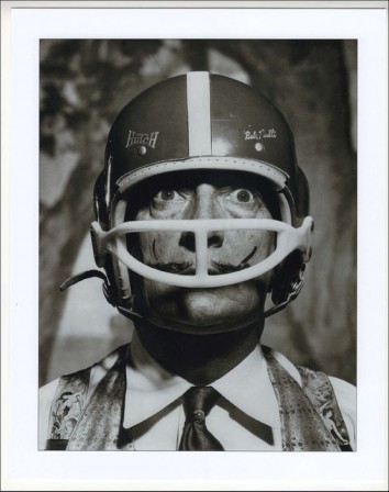 Philippe Halsman LIFE magazine Salvador Dalí wearing a football helmet 1964 le surréalisme est un sport de combat.jpg, sept. 2021