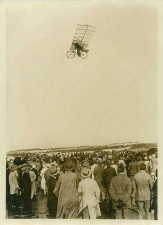 Photomontage of Max Wieden Höft a German Airplane Designer on a Rocket Powered Fying Bicycle OverTemplehof Airport Berlin March 24 1932 bonjour les rampants vélo avion.jpg, mai 2023