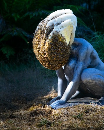 Pierre Huyghe Exomind 2017 concrete cast with wax hive bee colony génération écologie abeille.jpg, oct. 2021