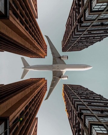 Plane Flies Between Buildings avion prendre la pose.jpg, nov. 2021