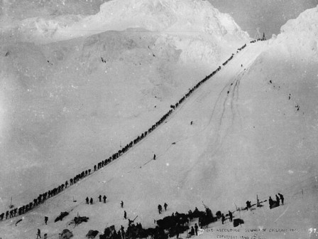 Prospectors Carrying Supplies Ascending the Chilkoot Pass During the Klondike Gold Rush ruée vers l'or du Klondike entre 1896 et 1899.jpg, fév. 2021